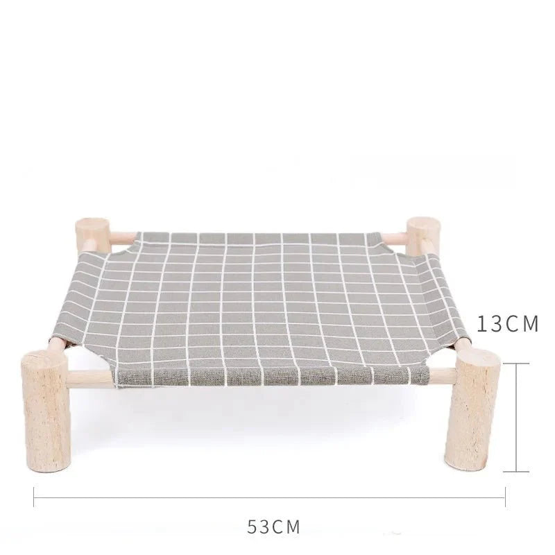 Lit pour chat en bois naturel avec surface en tissu gris à carreaux pour le confort de l'animal