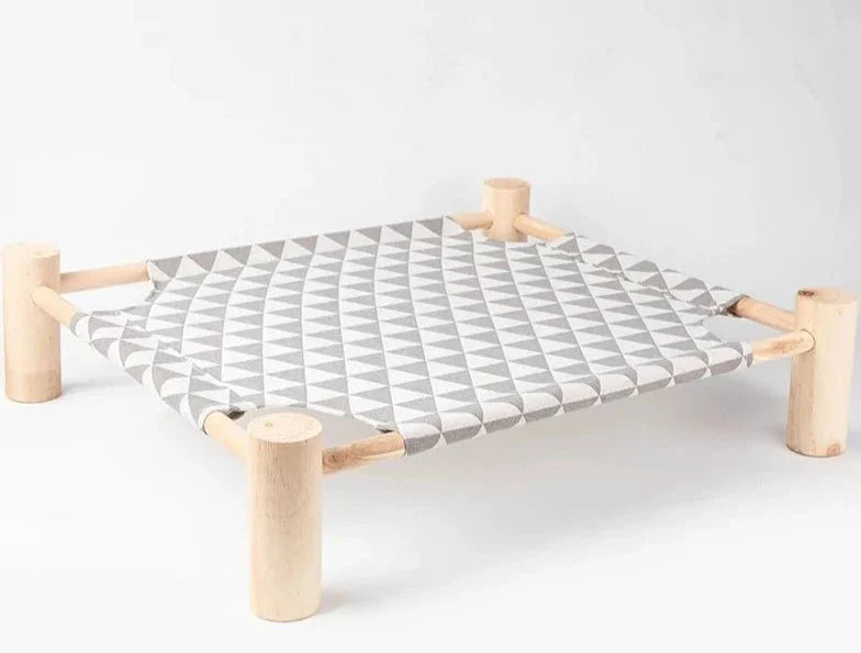 Lit pour chat en bois avec tissu gris imprimé de triangles, structure naturelle et solide