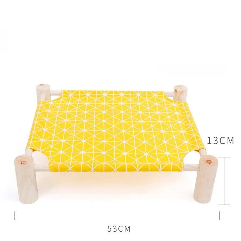 Lit pour chat en bois avec tissu jaune à motifs géométriques pour confort et repos
