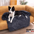 lit-pour-chien-dehoussable-un-chien-de-taille-moyenne-couché-sur-son-lit-en-peluche-douce-posé-sur-le-canapé