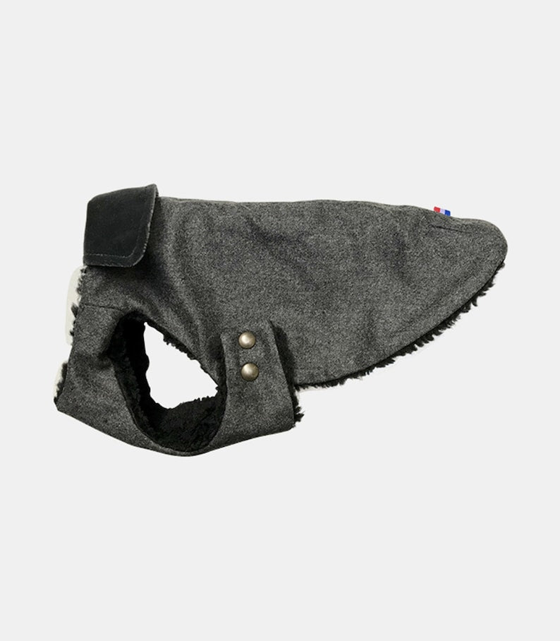 Manteau cachemire pour chien gris foncé avec col en fausse fourrure par Oscar et Plume