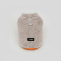 Manteau pour petit chien en tissu pelucheux gris avec boucle pour harnais de la marque Oscar et Plume