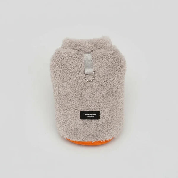 Manteau pour petit chien en tissu pelucheux gris avec boucle pour harnais de la marque Oscar et Plume