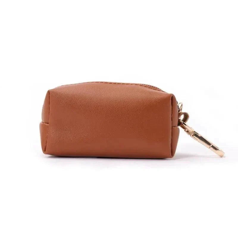 Distributeur sacs a crotte chien en cuir marron avec attache métal pour promenade élégante