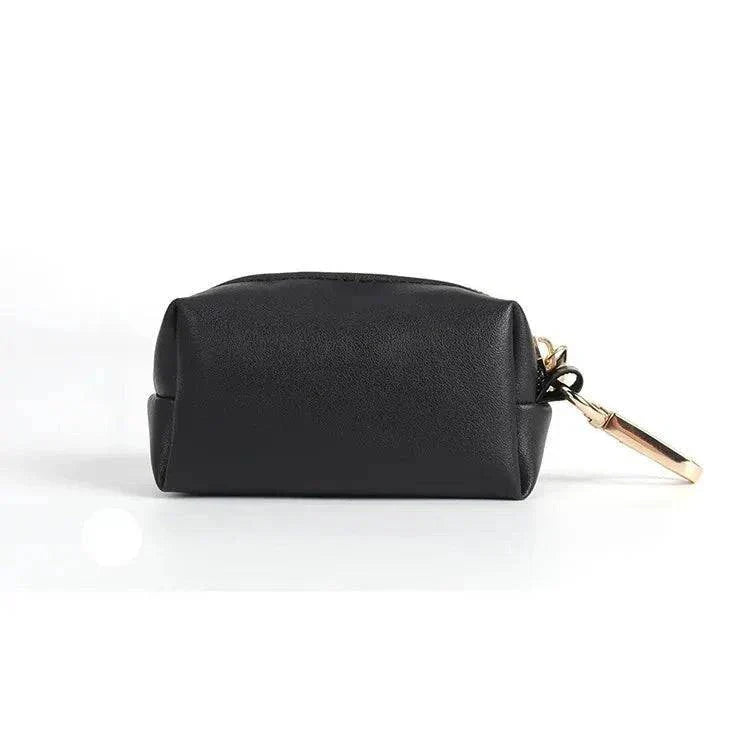Distributeur sacs a crotte chien noir en simili cuir avec attache dorée par Oscar et Plume