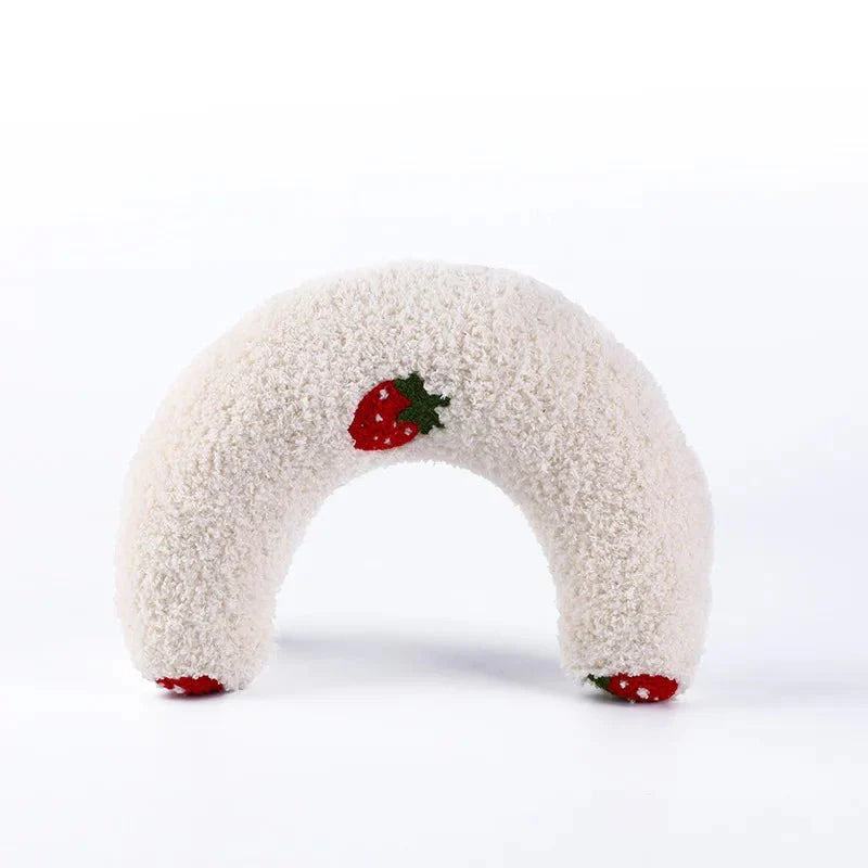 Oreiller doux pour chat en forme d'arc blanc avec broderies fraises rouges Oscar et Plume