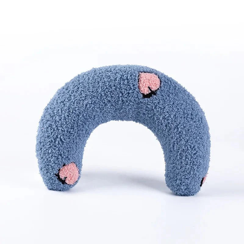 Oreiller doux pour chat bleu avec motif cœurs roses de la marque Oscar et Plume