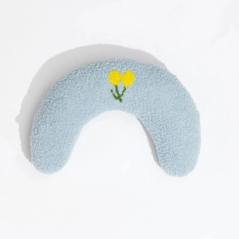 Oreiller doux pour chat bleu clair en forme de croissant avec broderie de deux fleurs jaunes