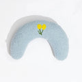 Oreiller doux pour chat bleu clair en forme de croissant avec broderie de deux fleurs jaunes