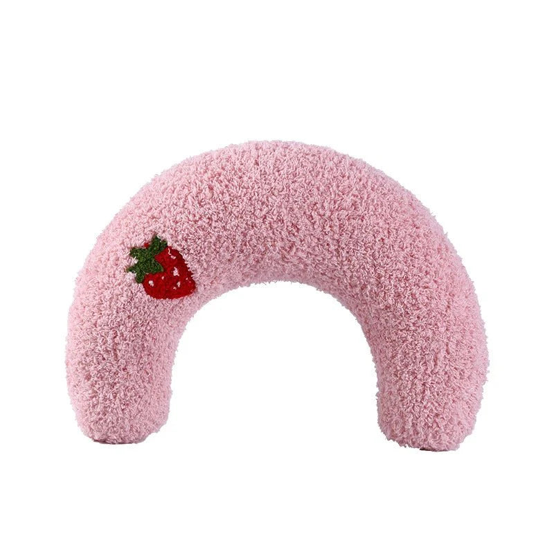 Oreiller doux pour chat rose en forme de croissant avec motif fraise brodé par Oscar et Plume