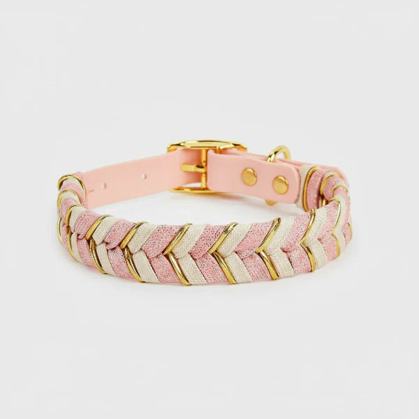 Collier tressé pour chien en rose et doré, élégant et confortable pour votre animal de compagnie