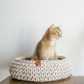 Panier chat en coton recyclé d'Oscar et Plume avec un chat assis à côté d'un vase décoratif