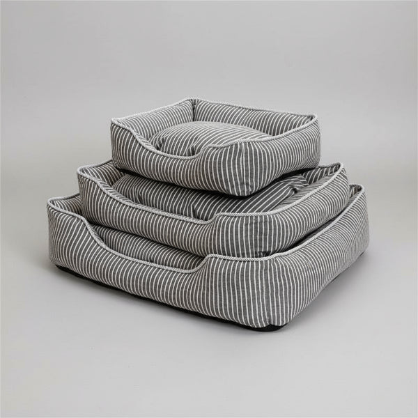Panier chien déhoussable gris à rayures blanches en trois tailles empilées pour animal de compagnie