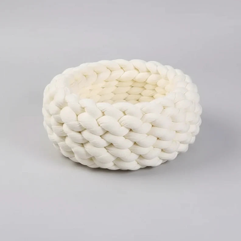 Panier design pour chat en tricot épais blanc crème Oscar et Plume posé sur sol en bois