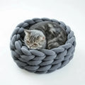Panier design pour chat gris tressé en tissu doux avec un chat gris à l'intérieur