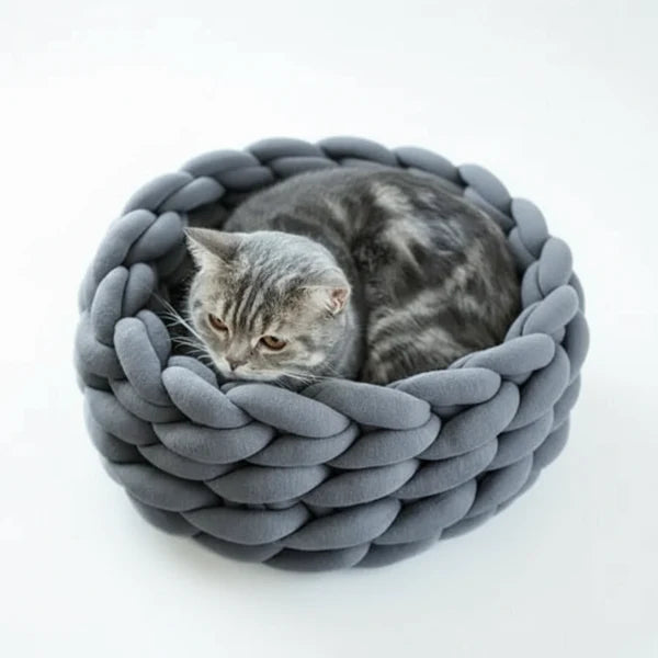 Panier design pour chat gris tressé en tissu doux avec un chat gris à l'intérieur