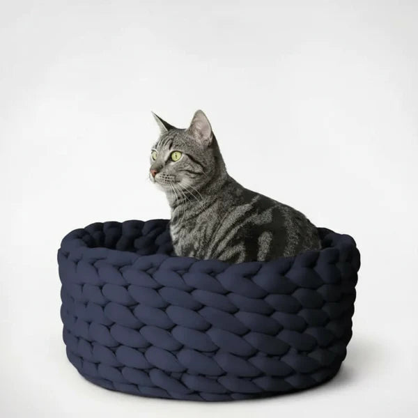 Panier design pour chat en tissu épais bleu marine tricoté avec un chat tigré à l'intérieur
