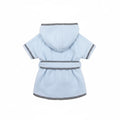 Peignoir chien avec ceinture en polaire bleu clair avec capuche et finitions noires