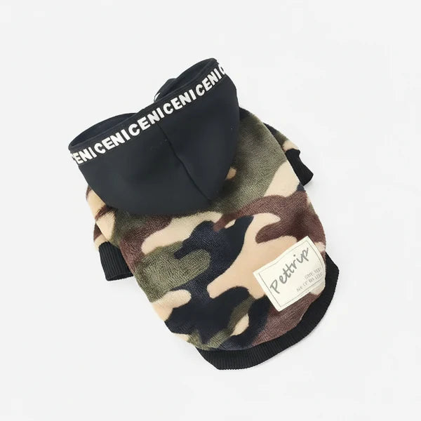 Sweat pour chien camouflage avec capuche noire et étiquette Pettrip de Oscar et Plume