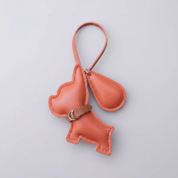 Porte clés bouledogue en cuir marron avec un design mignon et original