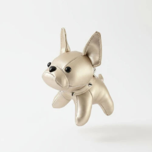 Porte-clés bouledogue en cuir doré tenu dans une main avec détails réalistes et design élégant