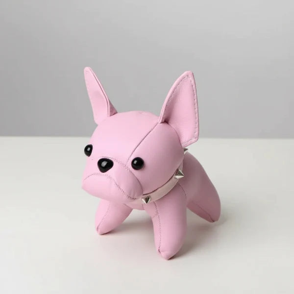 Porte-clés bouledogue en simili cuir rose avec détails noirs et collier à pointes par Oscar et Plume