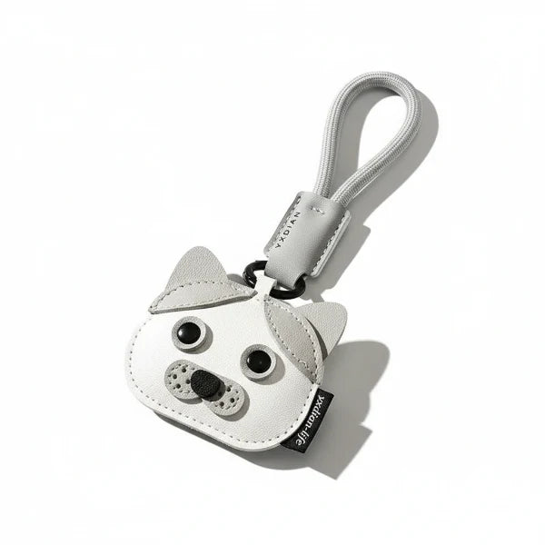 Porte-clés chien en cuir gris et blanc avec cordon boucle et visage de chien stylisé