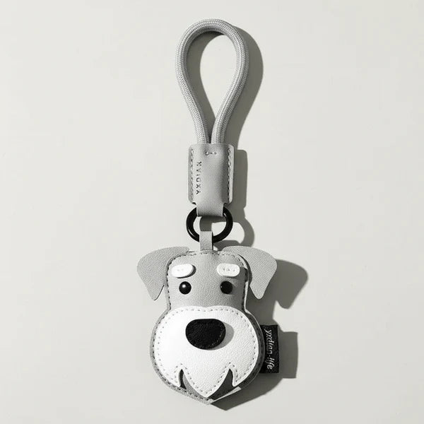 Porte-clés chien en cuir gris clair avec détail blanc et noir par Oscar et Plume