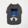 Pull chaud pour chien gris avec motif croisé de pattes colorées pour garder votre animal au chaud