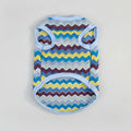 Pull léger pour chien à motifs zigzag colorés avec des tons de bleu, jaune et violet