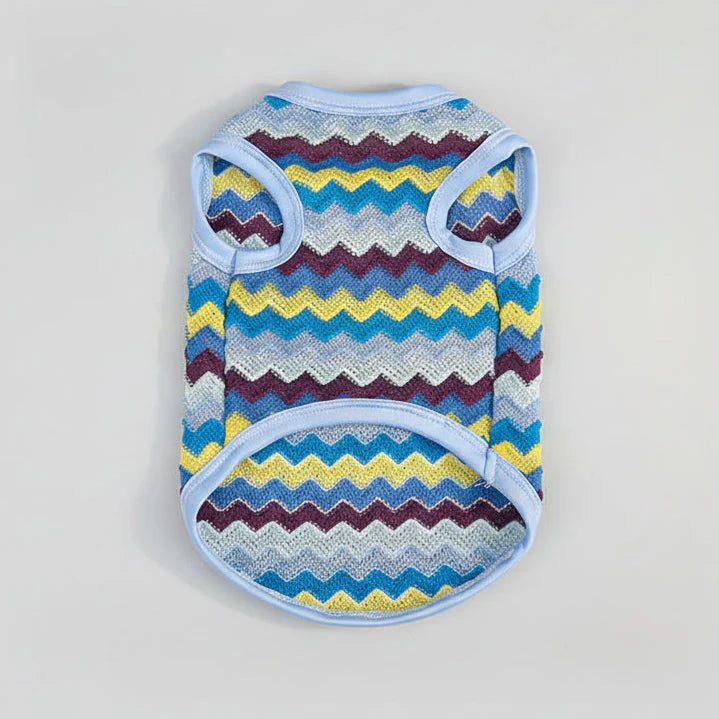 Pull léger pour chien à motifs zigzag colorés avec des tons de bleu, jaune et violet