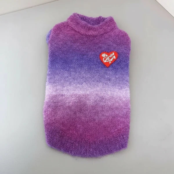 Pull pour chat en dégradé rose et violet avec un cœur coloré pour garder votre animal au chaud
