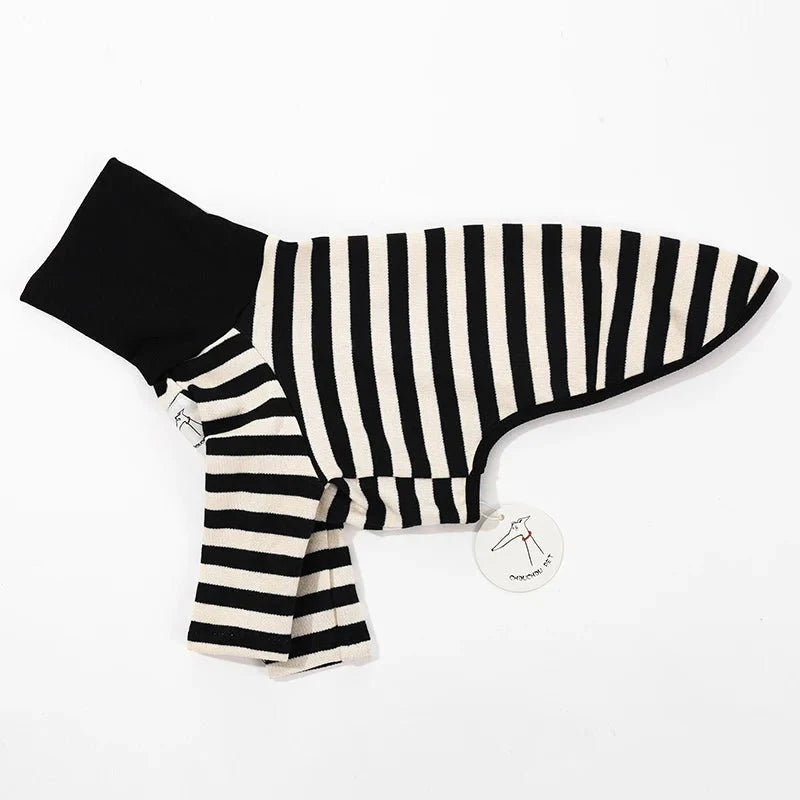 Pull rayé pour lévrier en noir et blanc conçu par Oscar et Plume pour protéger votre chien avec style