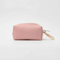 Distributeur sacs a crotte chien rose avec fermeture zip et attache pour laisser au harnais
