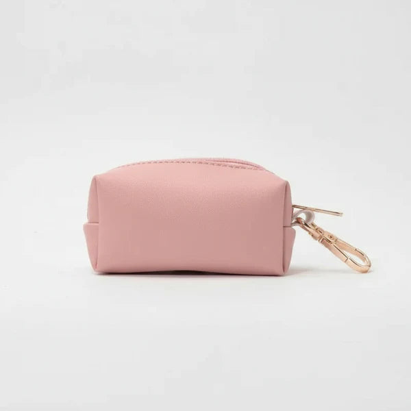 Distributeur sacs a crotte chien rose avec fermeture zip et attache pour laisser au harnais