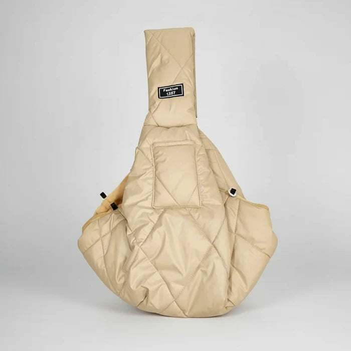 Sac de transport pour petit chien en tissu matelassé beige, idéal pour le confort et la sécurité