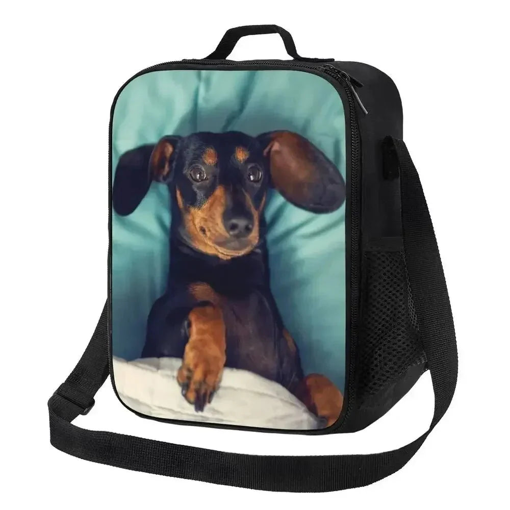 Sac isotherme design chien avec impression de chien noir et marron, bandoulière réglable par Oscar et Plume