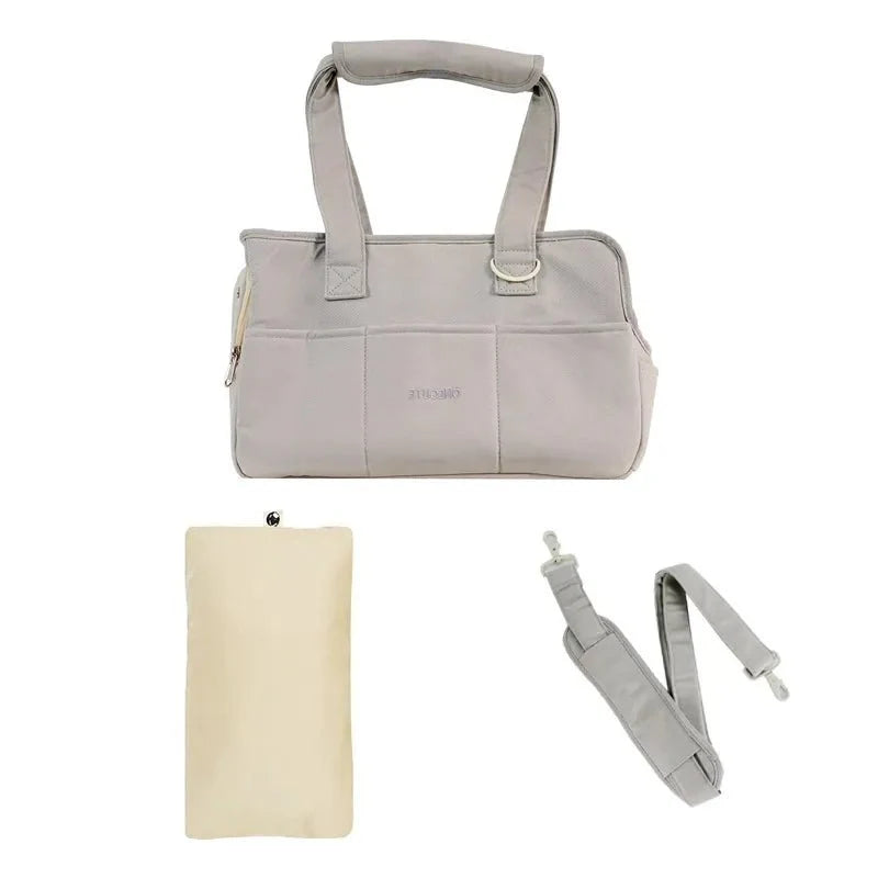 Sac voyage pour petit chien gris clair avec accessoires de confort et bandoulière ajustable