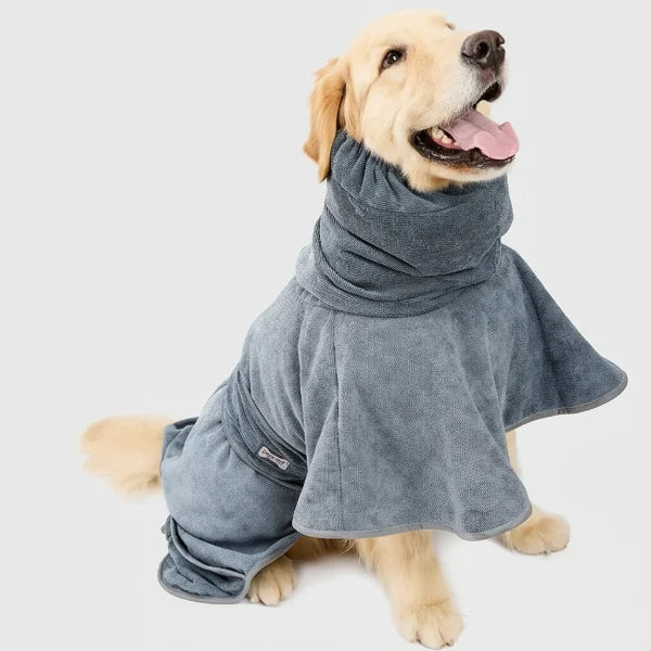 Chien retriever portant serviette absorbante microfibre chien grise en cape avec capuche et manches séchage rapide