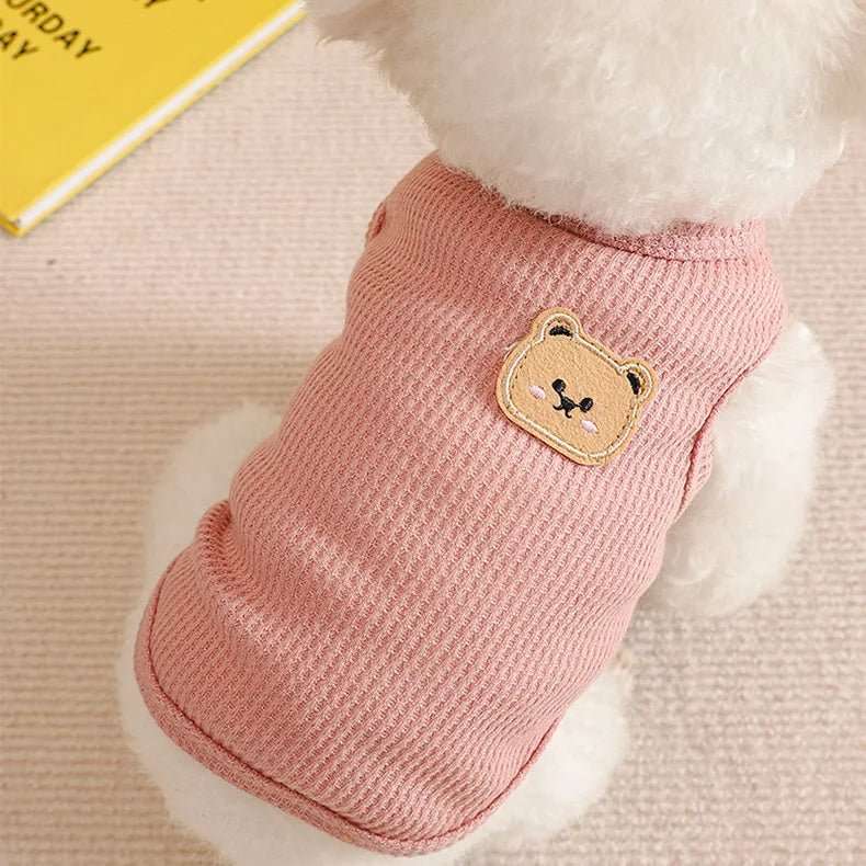 T-shirt chien rose avec badge ours pour chiens confortables de la marque Oscar et Plume