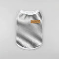 T-shirt coton pour chien à rayures noires et blanches avec étiquette en cuir.
