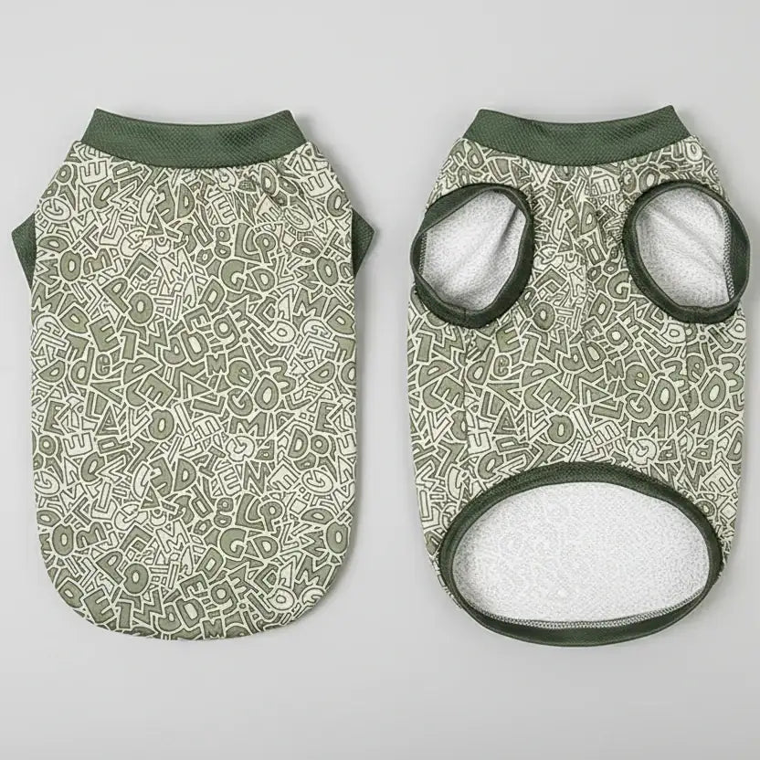 T-shirt rafraîchissant pour chien de Oscar et Plume avec motif graphique en vert et blanc