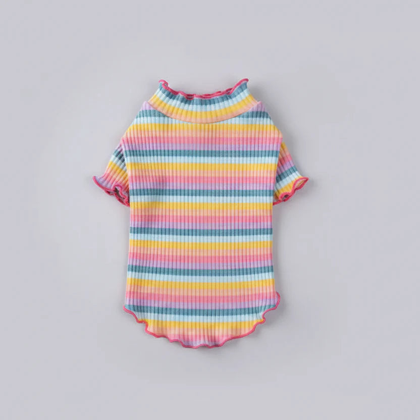 T-shirt rayé pour chat aux couleurs vives avec un col montant et des manches à volants