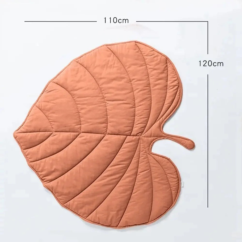 Tapis chat et chien en forme de feuille orange par Oscar et Plume avec dimensions 110 sur 120 cm