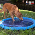 tapis-d-eau-pour-chien-pataugeoire-avec-et-d-eau-un-grand-chien-qui-joue-et-boit-les-jet-d-eau-sur-son-tapis-dans-le-jardin-raccorder-au-tuyau-avec-adaptateur-universel-inclus
