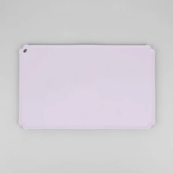 Tapis en silicone pour gamelle de couleur violet clair avec coin percé pour accroche Oscar et Plume