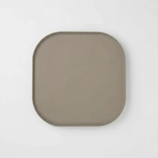Tapis gamelle étanche gris taupe avec bords arrondis pour protéger le sol des éclaboussures