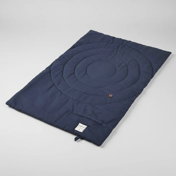Tapis imperméable pour chien Oscar et Plume en tissu bleu marine matelassé confortable