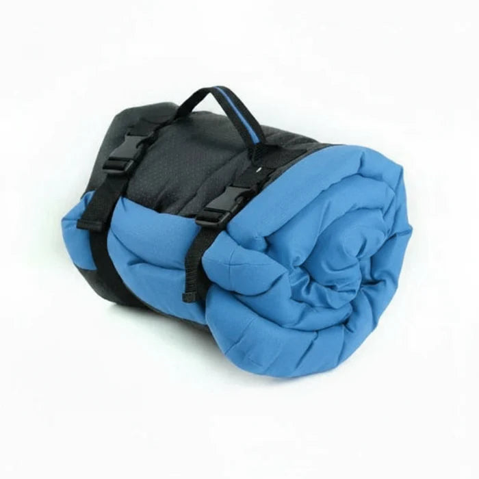 Tapis imperméable pour chien enroulé avec des sangles de fixation pour un transport facile