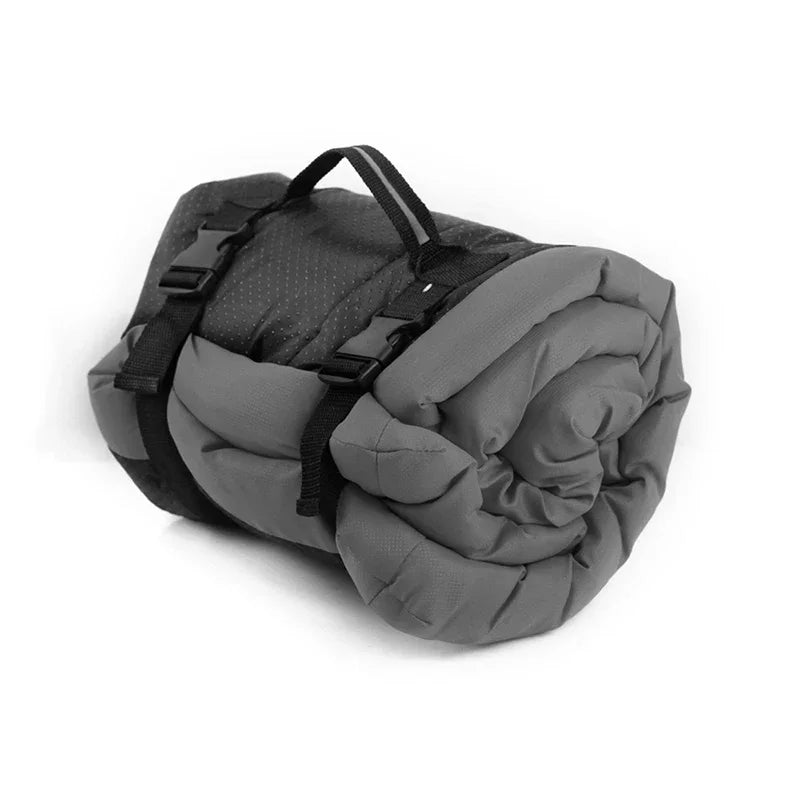 Tapis imperméable pour chien pliable en gris avec des sangles de transport pour un rangement facile